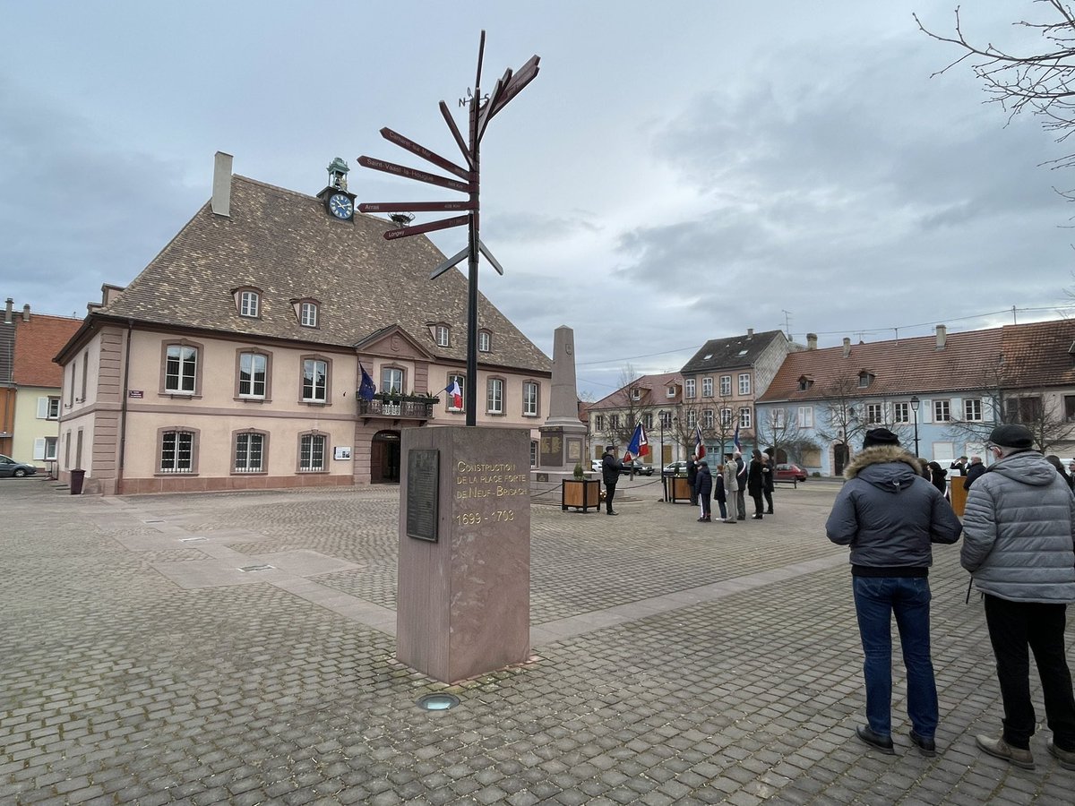 NeufBrisach's tweet photo. Nous célébrions ce matin les 77 ans de la #Libération de #neufbrisach.🇫🇷🇪🇺

« Souvenons-nous de notre passé pour construire notre futur. » pour reprendre les mots du maire Richard Alvarez.

Nous vous remercions de votre présence. https://t.co/J0n8jYobIG