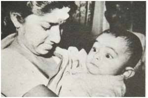 IndiaHistorypic's tweet photo. Lata Mangeshkar Holding 3 Months Old Rishi Kapoor In Her Arms https://t.co/gY1AJCw0gF