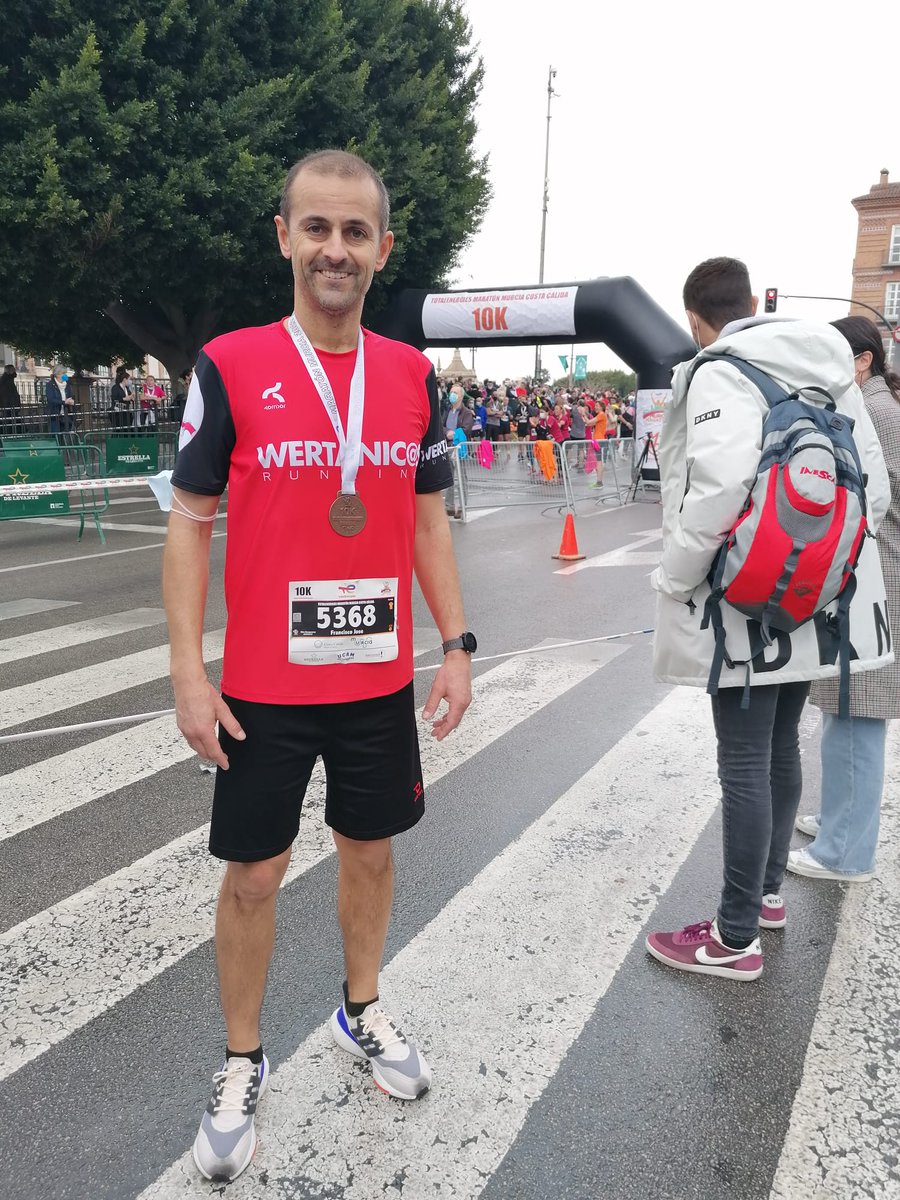 <a href="/pepe_meseguer/">José Ant. Meseguer</a> <a href="/caixabank/">CaixaBank</a> Disfrutando de la marathon junto <a href="/Franmr77/">Fran Martínez</a> y mi pequeña Julia.  #Ambientazo #deporte El año que viene repetimos!!!