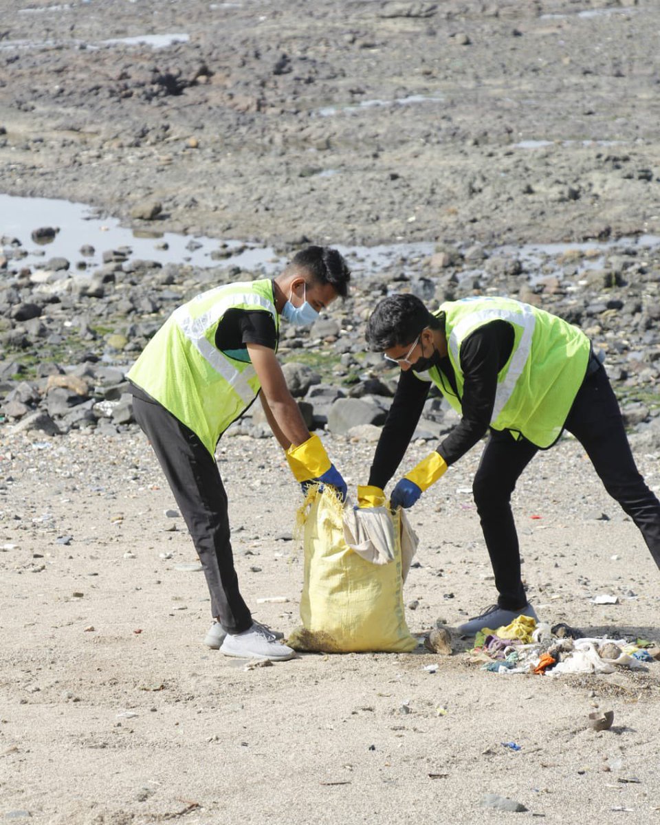 Hemkunt_Fdn's tweet photo. Public beaches must remain clean & free of plastic trash. The cleanup drive is open again after a brief break. If you want to make sure that Carter Road beach transforms into a clean area where children can play then get involved!
#CarterCleanUp #bombay #HemkuntFoundation https://t.co/1rs4rvmPpF