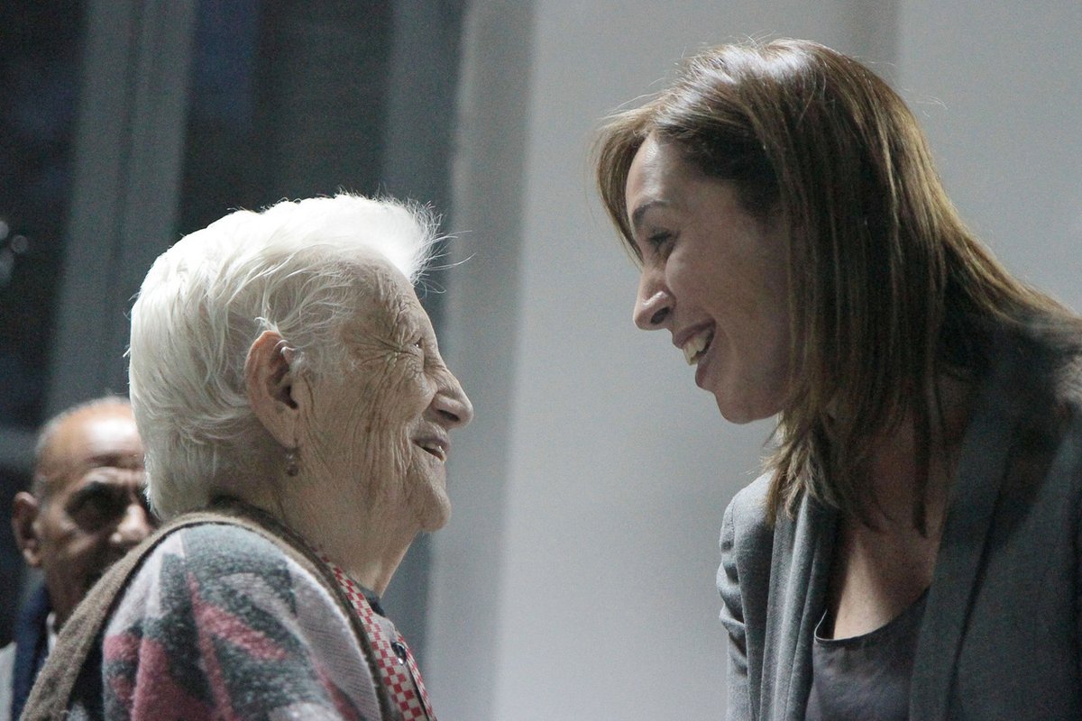 GxDRadioGalega's tweet image. Hoxe @RaquelBGes tivo a oportunidade de falar con Marta Araoz, fundadora de FAMYC, para falar sobre "Hoxe Falamos". Esta iniciativa ten como finalidade erradicar a situación de soidade da poboación envellecida. E ti, anímaste a colaborar? dozz.es/hhr0c4