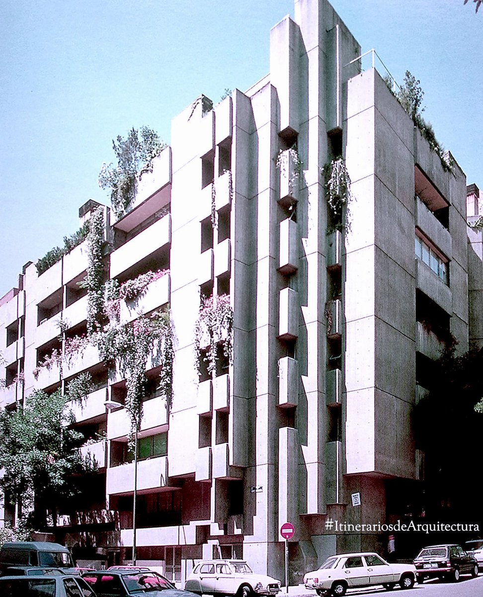 cuando el hormigón quiso ofrecer más cosas de las que se pueden hacer con él ... #ItinerariosdeArquitectura Bloque de apartamentos (1966-68) calle Montesquinza #Madrid Javier Carvajal Ferrer #arquitecto