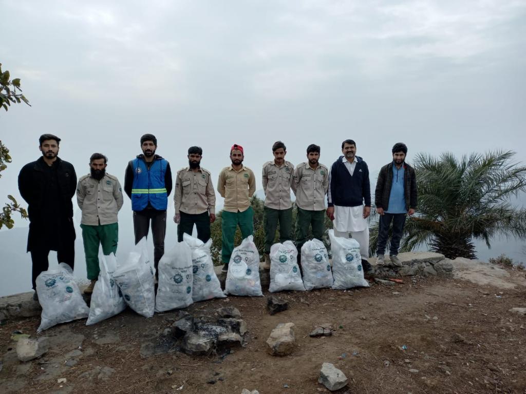 mnouman_ahsan's tweet photo. Today #volunteers and @WildlifeBoard staff did #CleanUp #activity and collect the trash from #trail2. well done guys and keep up the good work.@Muhamma89102524
#cleaning
#cleaningday
#saveMHNP https://t.co/4SEav47hdd