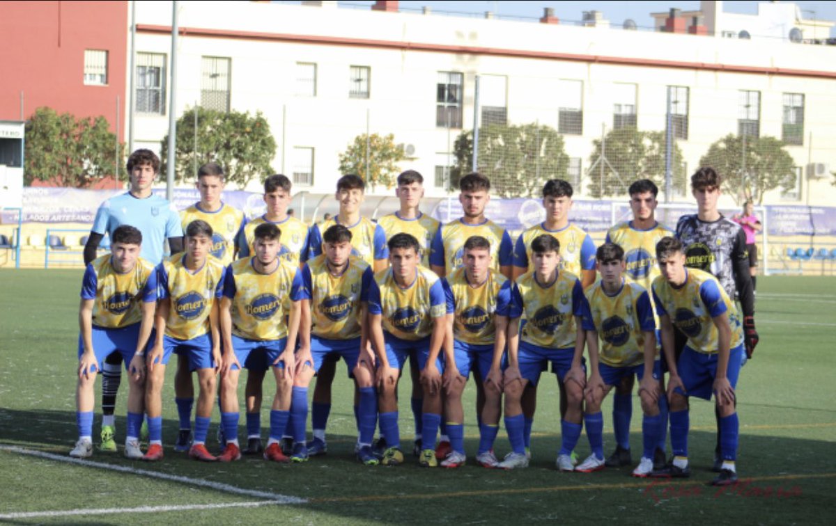 Pq 11?Pq no todos?La semana pasada ante el Betis el ekipo hizo 1 trabajo impresionante,pero la vuelta al marcador la dimos con los cambios.Esta semana ante el Cadiz fue la misma historia y en sta ocasión levantado un 0-2 xa terminar ganando 3-2.Pq 11 en la foto ?<a href="/Rocieraoficial/">Peña Deportiva Rociera</a>