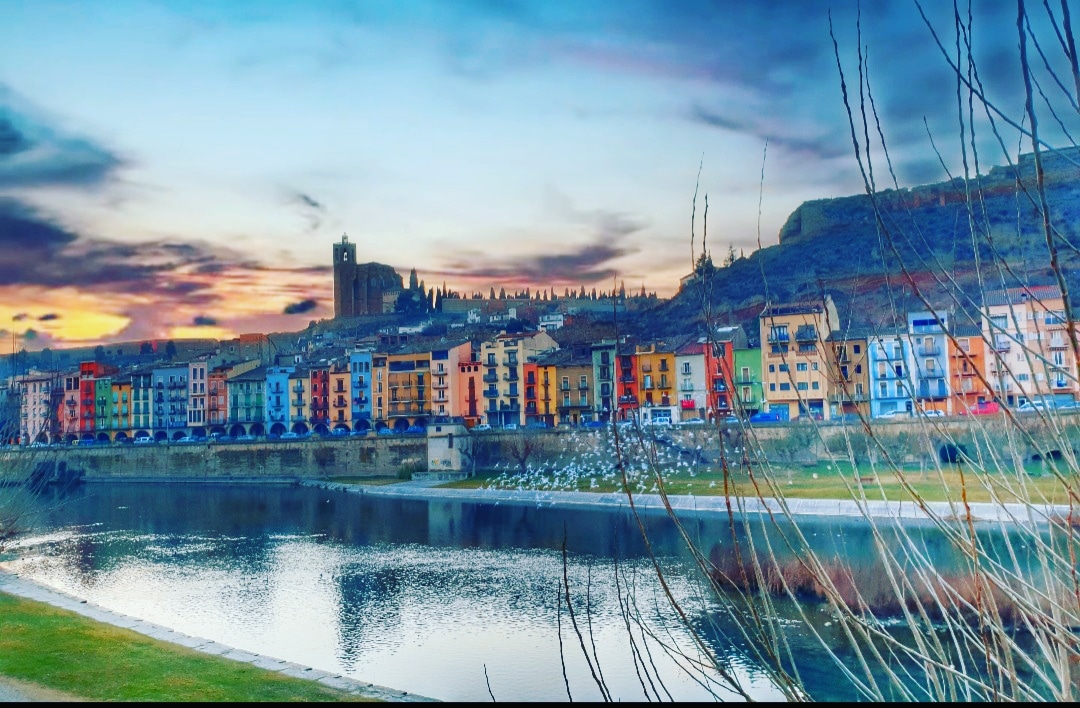 Ciutat de Balaguer, capital de la comarca de la Noguera. Amb el riu Segre  als seus peus i el Sió que el reforça. És el segon municipi més poblat de les comarques de ponent. Forma part de la Catalunya Nova, indret de reconquesta i de reafirmació del cristianisme els segles X-XII.