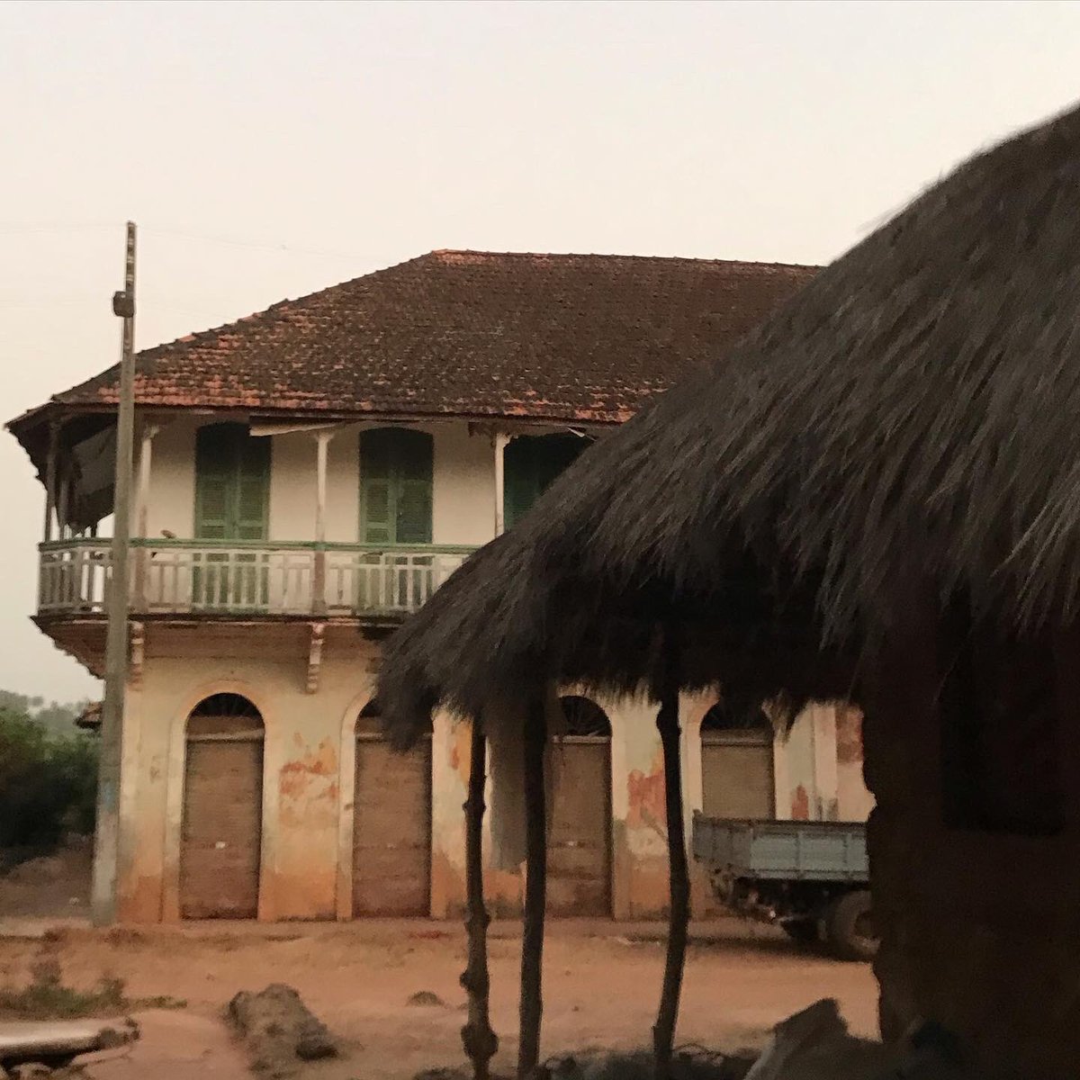 debarros_miguel's tweet photo. #Bolama acorda ainda com traços de memória histórica entranhadas nas paredes dos sobrados. Ao longo do percurso, os poilões e embondeiros vão oferecendo a sombra e conferindo aos espaços a força das suas espiritualidades. Mas é nos bairros populares  que a vida acontece. https://t.co/C5YcEZFGDK