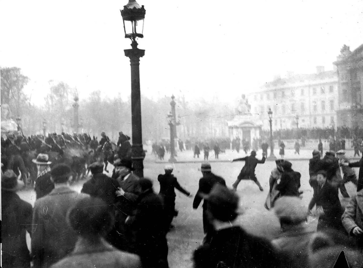 HistoiredeFran7's tweet photo. Crise du 6 février 1934 
 Les manifestants protestent contre le gouvernement Daladier accusé de corruption et contre les scandales politico-financiers, notamment l'affaire Stavisky.  Les socialo-communistes crieront au danger fasciste alors qu'ils participaient à l'émeute. https://t.co/rreUQ26xUo