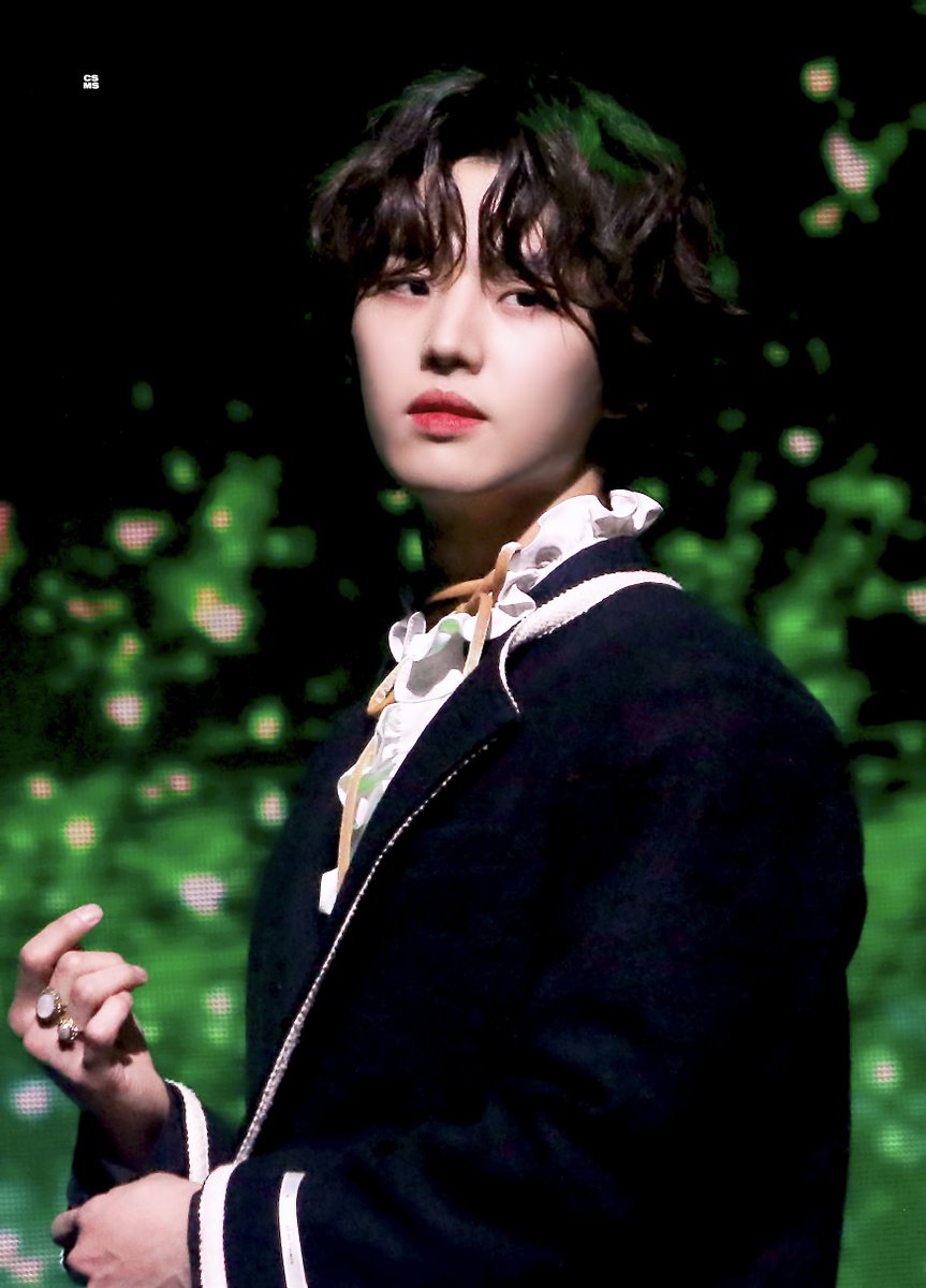 cosmos_ptg's tweet photo. [HQ] 220124 런칭쇼 

복슬고앵😺

#홍석 #펜타곤 #PENTAGON https://t.co/MAoTpRPMCC