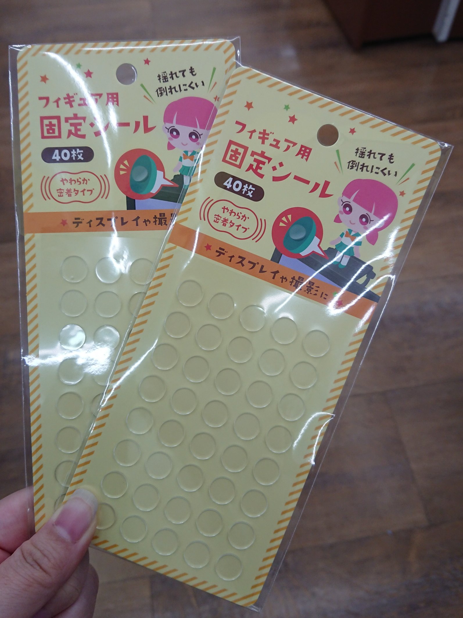 ひよこまんじゅう ちいかわ達を可愛く飾れる棚の作り方 百均に売っている組立式マガジンラックを横に向けて置くだけ 後は何個か重ねたり 後ろテープで固定 間の板を抜いて高さを変えたりしてます 百均のアクリルスタンドやガチャガチャの