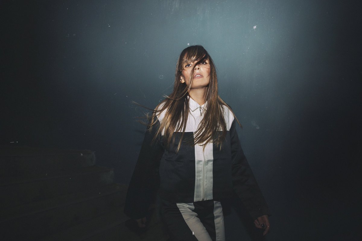 Melis Güven'in büyüleyici melankolisi ve Eren Erdol imzalı prodüksiyon eşliğinde, Türkçe electro pop'a harika bir örnek olan Suya Doğru gidiyoruz. 🌊 spoti.fi/3usr00S