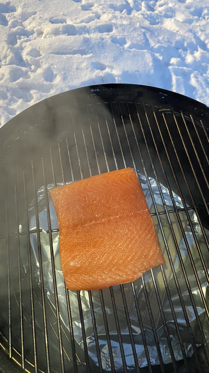 KauppiasZ's tweet photo. Viikonlopun kruuna itsetehty kylmäsavulohi oman kaupan tuoreesta lohesta🤌 Helppo ja yksinkertainen tapa. Tarvitaan vain savustin ja kylmäsavugeneraattori🐟👌 #webersmokeymountain #kylmäsavulohi #ruokaaomastapihasta https://t.co/y22dwd262P