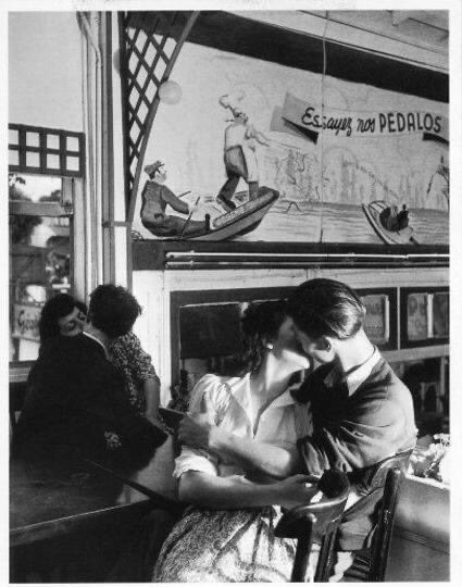 L'amour fait se rencontrer et se heurter deux plaisirs essentiels mais contraires : le plaisir de s'attacher et le plaisir d'être libre.

Vivre avec les miens (2003) de Jacques Salomé - photo Doisneau, baisers au bar #citation