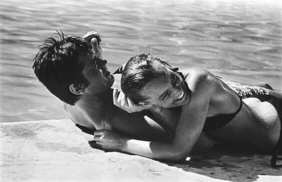 "Il suffit d’avancer pour vivre, d’aller droit devant soi, vers tous ceux que l’on aime, j’allais vers toi, j’allais sans fin vers la lumière" 
Paul Éluard - photo Romy Schneider , Alain Delon - La Piscine , 1968 #citation