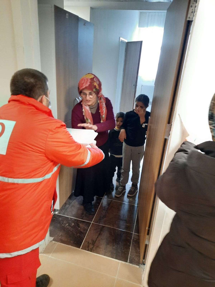 drkerem's tweet photo. Isparta ilimizde Kızılay ekiplerimiz yardıma ihtiyacı olan vatandaşlarımıza destek olmaya devam ediyorlar. AFAD koordinasyonunda tüm köyler taranıyor ve ihtiyaç sahipleri yalnız bırakılmıyor. #DayanışmaYılı https://t.co/twfWIgJi5z