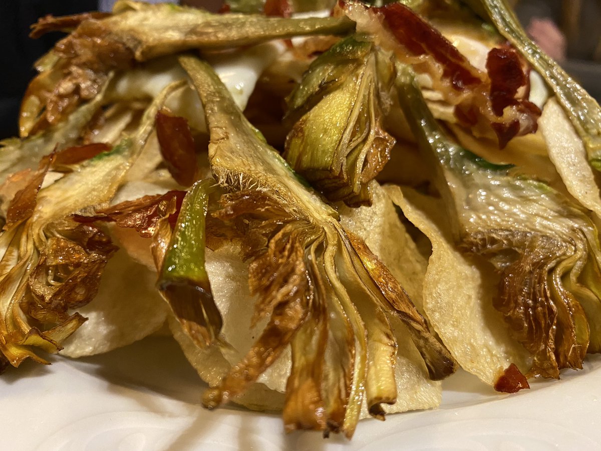 Riñones en salsa, un plato difícil de encontrar, supongo que por ser laboriosos o porque la casquería estuvo de capa caída hasta hace unos años. Estos de Las Delicias, en Villacarrillo (Jaén) están de campeonato, con una salsa para poner a prueba a una armada invencible panarra