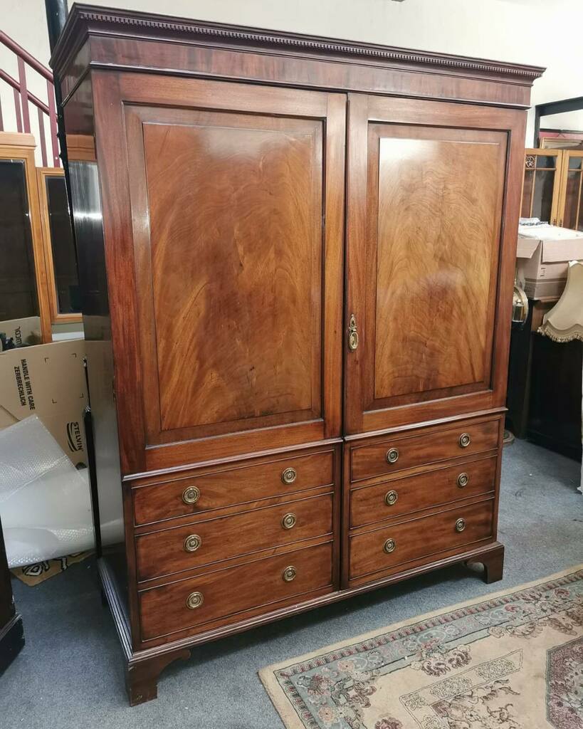 Handsome Georgian mahogany wardrobe.. lovely colour and patina #atheyantiques #georgianfurniture #antiquewardrobe #homedecor #interiordesign #antiquesforsale #antiques