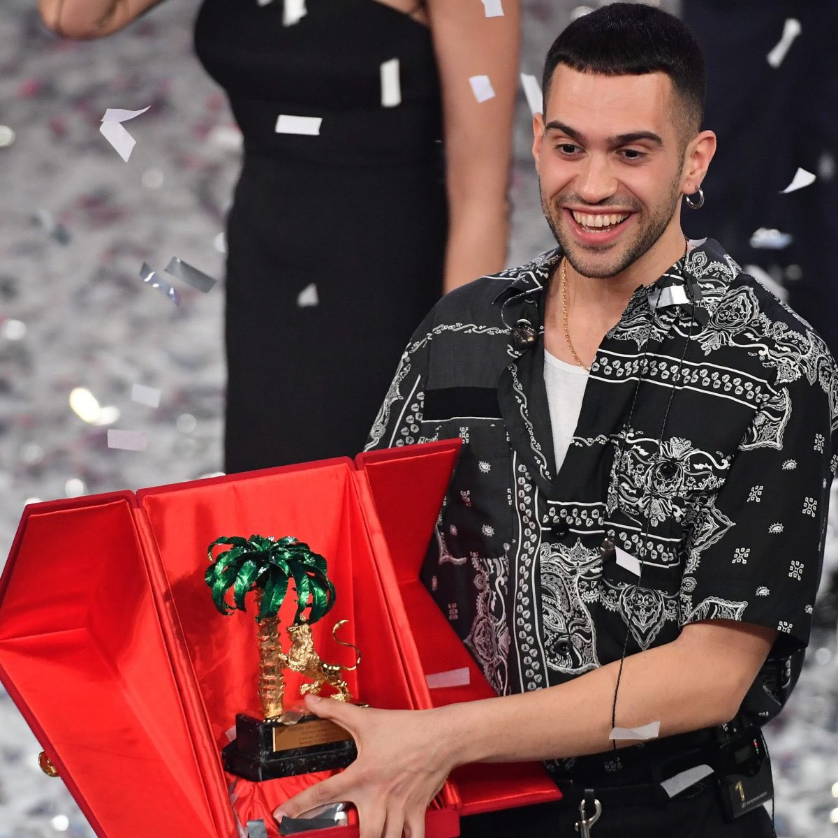 elasticvart's tweet photo. semplicemente godendo per mahmood che in meno di tre anni ha fatto una scalata incredibile: tre sanremi vinti, secondo all’ESC, discografia pazzesca che merita di essere ascoltata.
nessuno avrebbe mai puntato un centesimo fino a tre anni fa e invece ✨ eccoci qui ✨ #sanremo2022 https://t.co/4EXDZR8XSj