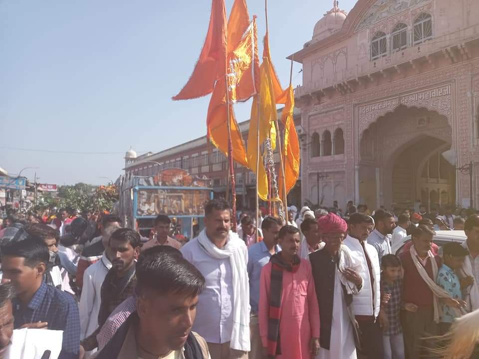 भगवान देवनारायण जी के मेले के सुअवसर पर शोभायात्रा में उपस्थित भक्तगण। हजारों श्रद्धालुओं के लगाई ढोक। भगवान सबकी मनोकामना पूर्ण करें। जय देवनारायण भगवान 🙏