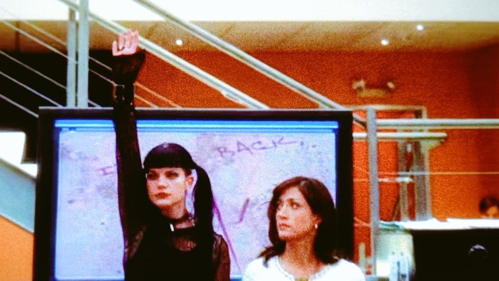 emichelle_24's tweet photo. このシーン、ギブスの仕切り方が学校の先生みたいで好き🥰
#NCIS 2x04 #Gibbs #DiNozzo #KateTodd #Abby #ncisjp #FOXチャンネル https://t.co/B9fR9yV6o4