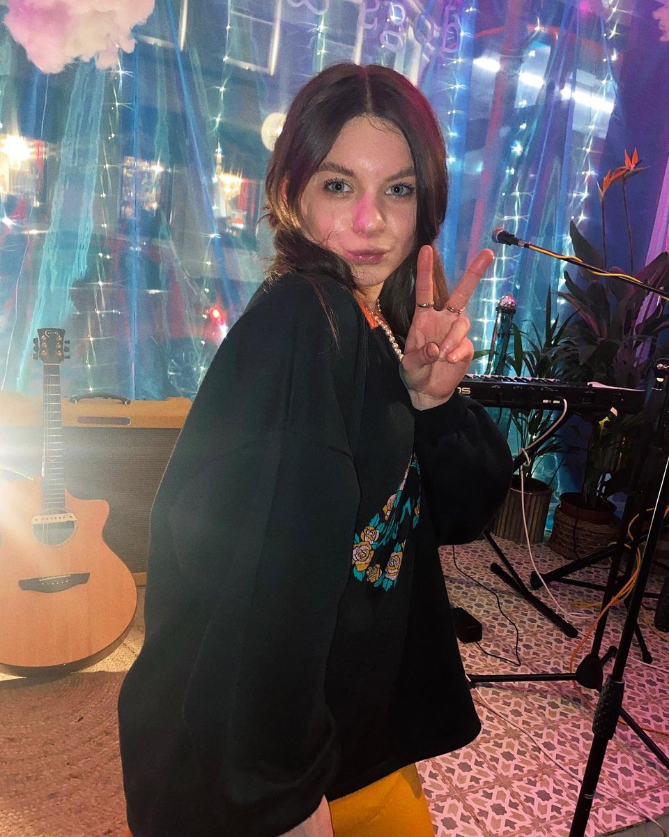 how could I turn down a pic with my newest fan 🥺🥺🥺 

thank u so much to everyone than came down to <a href="/live/">Live</a>.at.kings it was such a special night and felt SO good to finally play the new music I’ve been hiding away for so long

lots more coming for ya xxxxx
