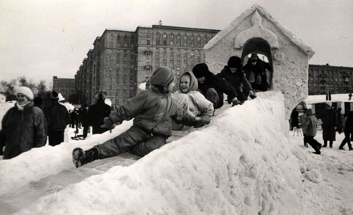 Moscow (@moscowgov) on Twitter photo An illustration of a real winter ❄️
Moscow, 1993.
📷 <a href="/glavarchiv/">Главархив Москвы</a>
#winter #kids #history #city #Moscow An illustration of a real winter ❄️
Moscow, 1993.
📷 <a href="/glavarchiv/">Главархив Москвы</a>
#winter #kids #history #city #Moscow