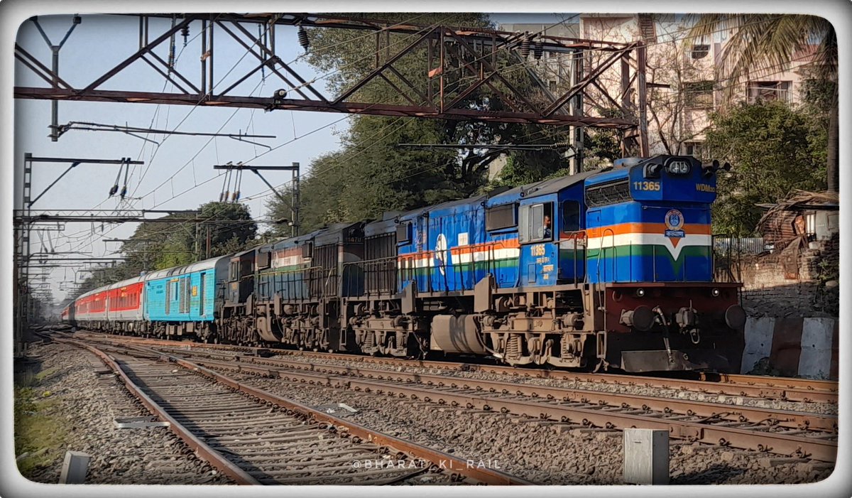 Beautiful Tricolor Alcos Leading 17222 LTT-COA SF EXP ❤
.
DOC:- 06/02/2022
Location:- Khadki(Pune)
.
#PicOfTheDay #incredibleindianrailways #indianrailways #wdm3d #railfans 
@Central_Railway