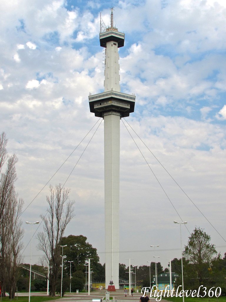 arroyoslibres's tweet photo. A partir de las fotos aéreas de 1989 se distingue la Torre Espacial (se empezó a construir en 1980).
Si les interesa este artefacto, hay una cuenta que conoce casi todo sobre ella y el Parque de diversiones que la rodeaba.
https://t.co/vNZng5JIHt
#torreespacial #interama https://t.co/vdzhRQwR8N