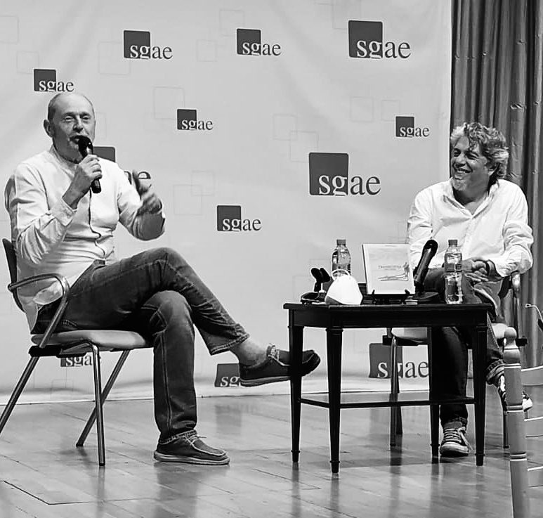 Ahora, sobre el escenario dos sillas vacías. Una brillante e iluminada a pesar de la ausencia, en la otra mi corazón roto. Quiero dar las gracias a esta broma pesada que es la vida por los años de amistad que hemos compartido.Te querré siempre Fernando Marías.