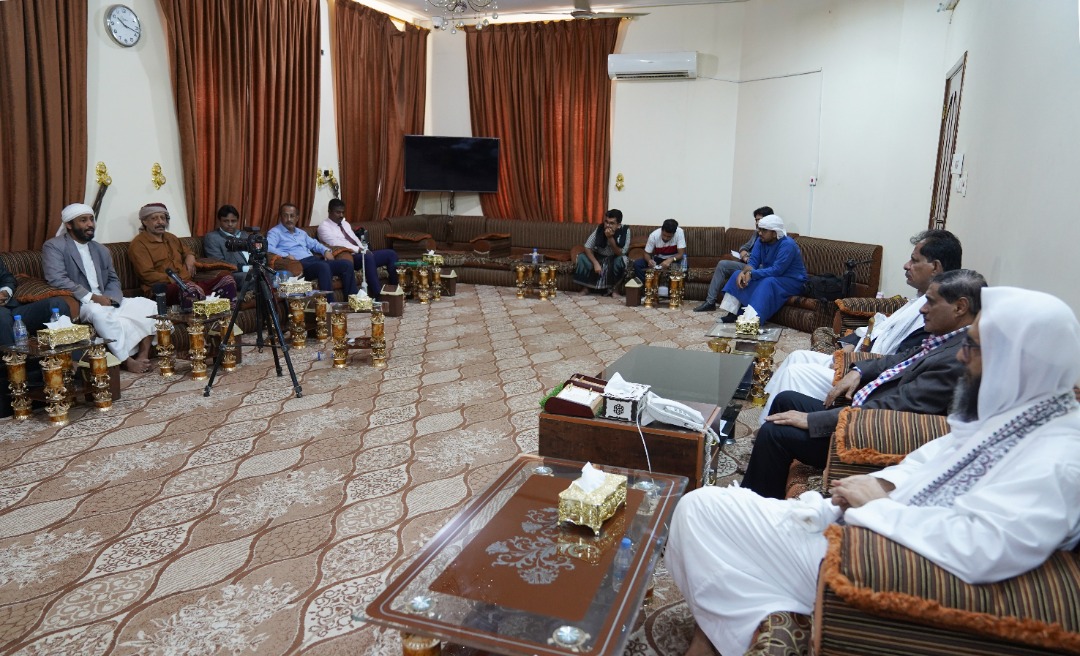 HadramoutGov's tweet photo. محافظ #حضرموت يعقد لقاءًا بالوكلاء والقادة العسكريين والأمنيين ولجنة مخرجات (حرو) ويعلن إطلاق سراح الشيخ صالح بن حريز https://t.co/HprlXoW3Gh