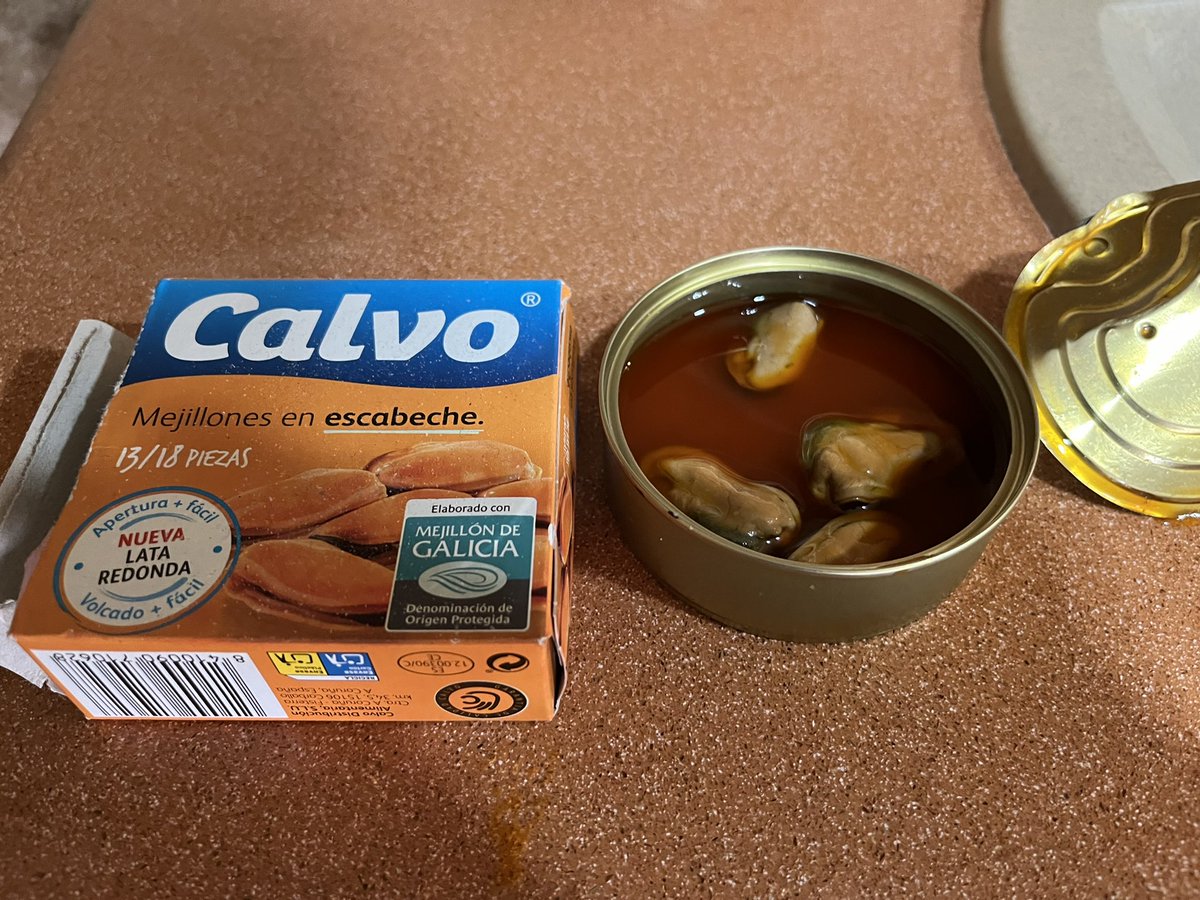 antonio_lorente's tweet photo. Abrir una lata de mejillones de @Calvo_es en la que dicen que hay entre 15 y 18 piezas y encontrarte con esto… vergonzoso. ¿Alguna explicación? https://t.co/I0NUOnCT99