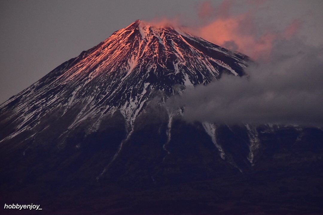 【深傷の雪化粧❄️富士山🗻】 昨夜、故障して修理に出していた愛用の一眼レフ📸が戻ってきて♪今日夕方試し撮りできました。 しばらく降水が無く、特に常に順光☀️の静岡側の雪化粧❄️はかなり剥げてき