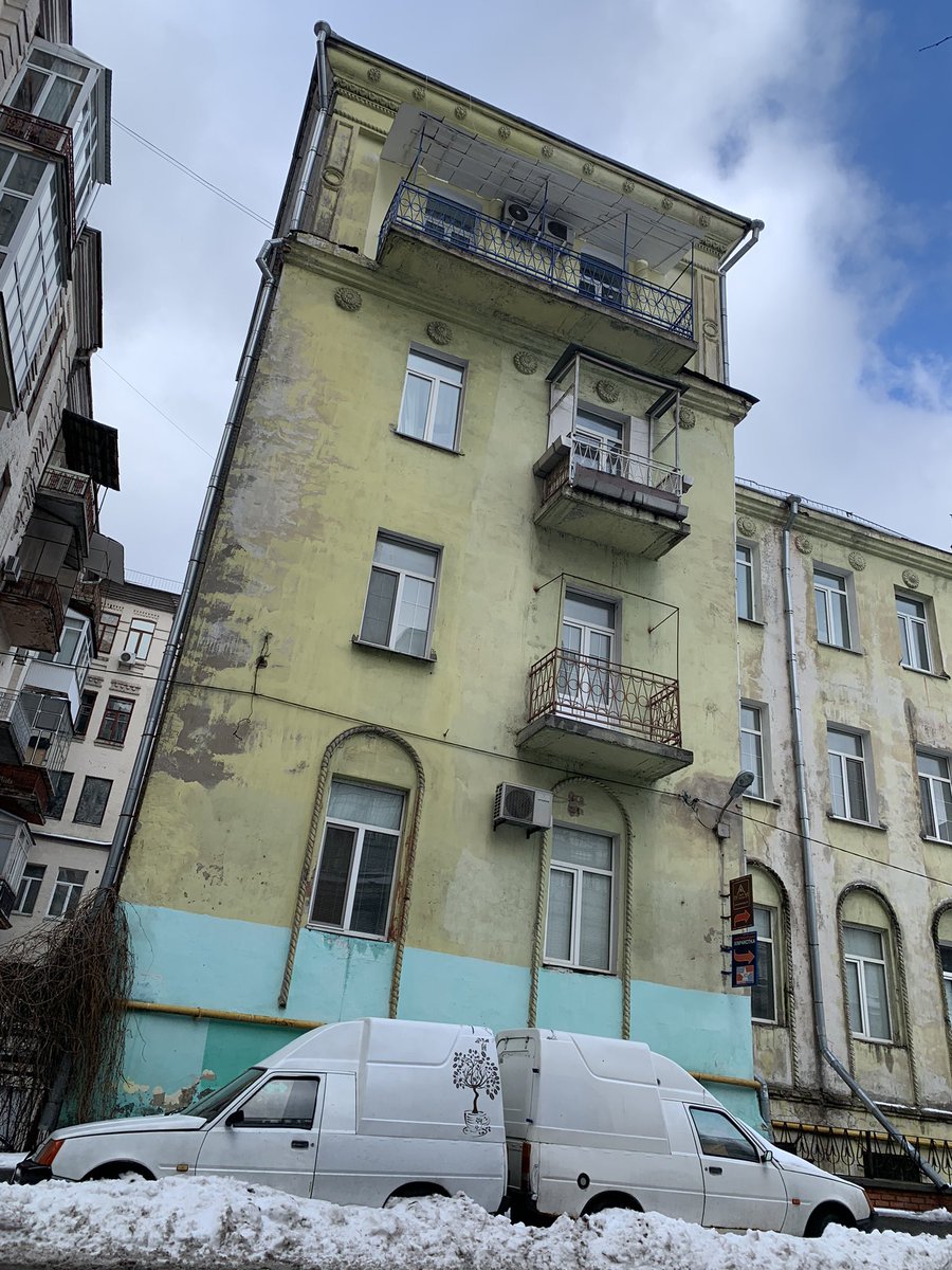 Poximity's tweet photo. White Vans For Symmetry - in an asymmetric world 

#kyiv #kiev #ukraine #winteriscoming #snow #architecture #street #streetphotography https://t.co/lNrHScqIBc