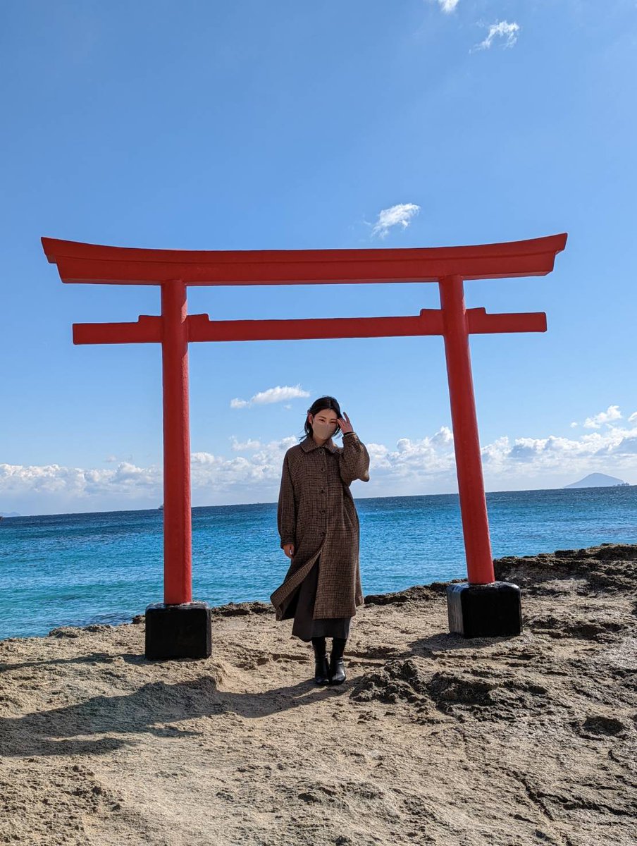 switched_on_M's tweet photo. 白浜神社での写真、「召喚」された感あって面白いな https://t.co/hPcrF2Fuqq