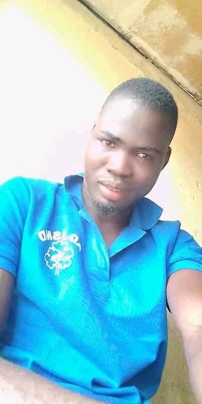 Je m'appelle Aramaka mahar jeune étudiant camerounais