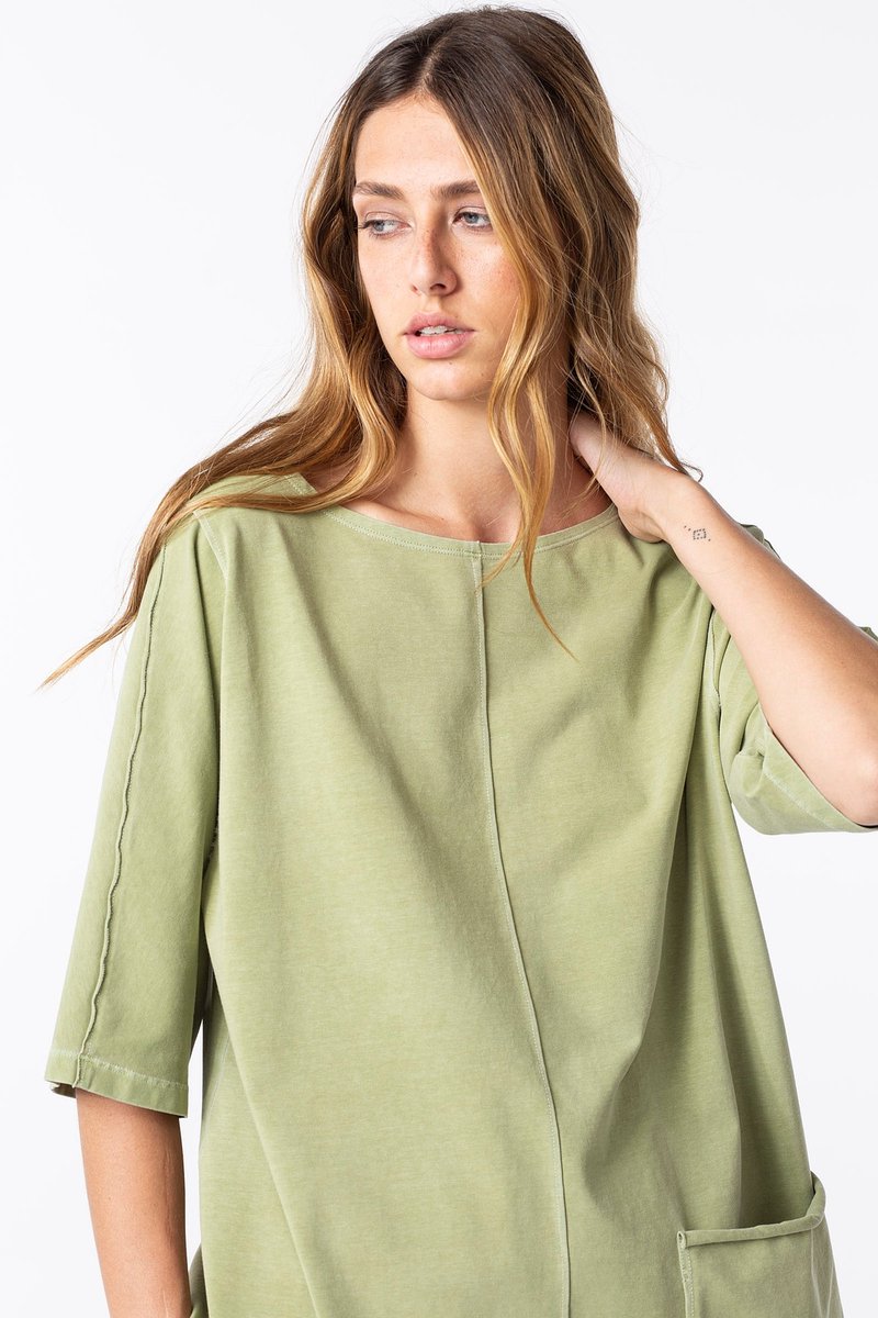 NEW IN * NEW IN * NEW IN *

The shirt Sliden, in soft cotton with a slight stretch content, has a very flattering boat neckline, feminine sleeves and a patch pocket. 
Shop ISCHIKO® Shirt Sliden / Elastic Cotton

#OSKA #ISCHIKO #Newin #SS22 #SpringSummer22