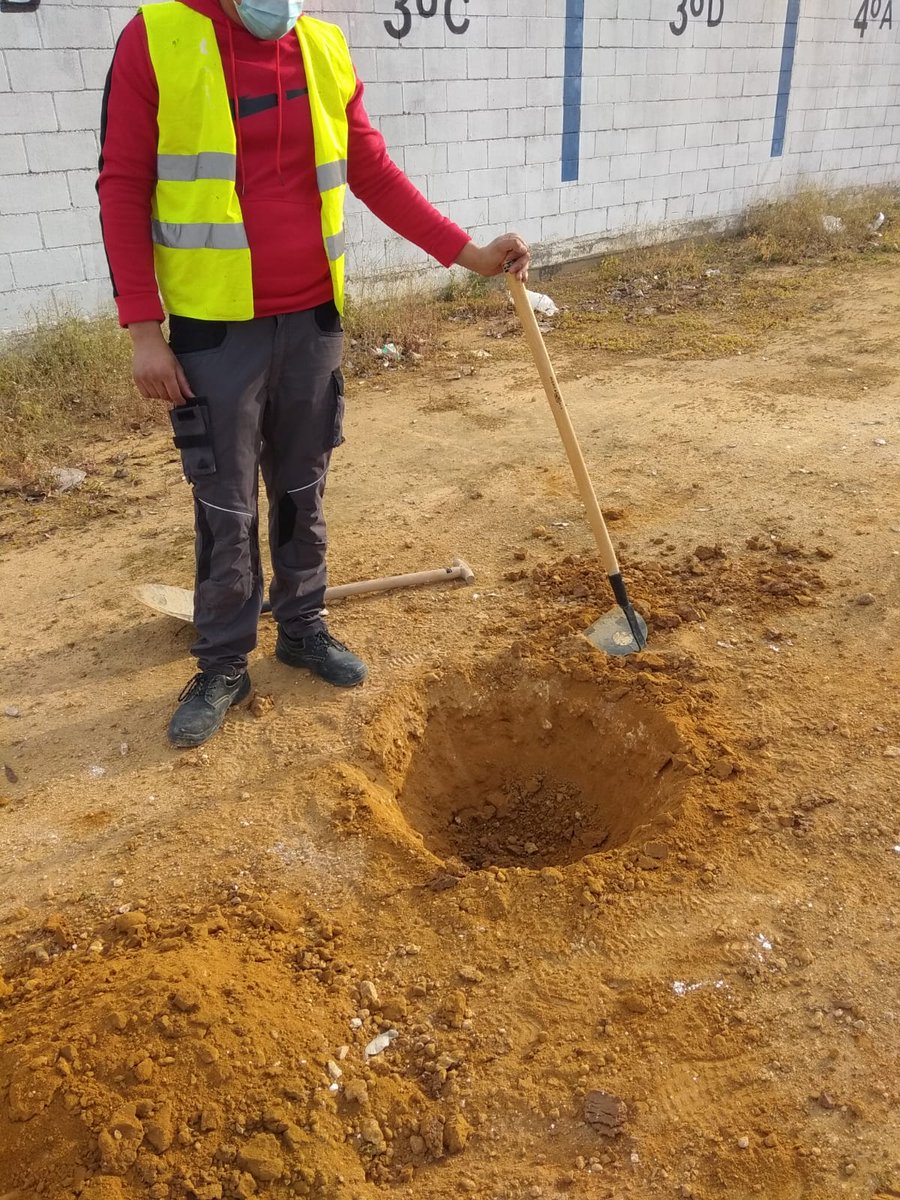 La FP de Reforma  y Mantenimiento está preparando el patio para sembrar árboles que nos haga el centro más acogedor!!!!
