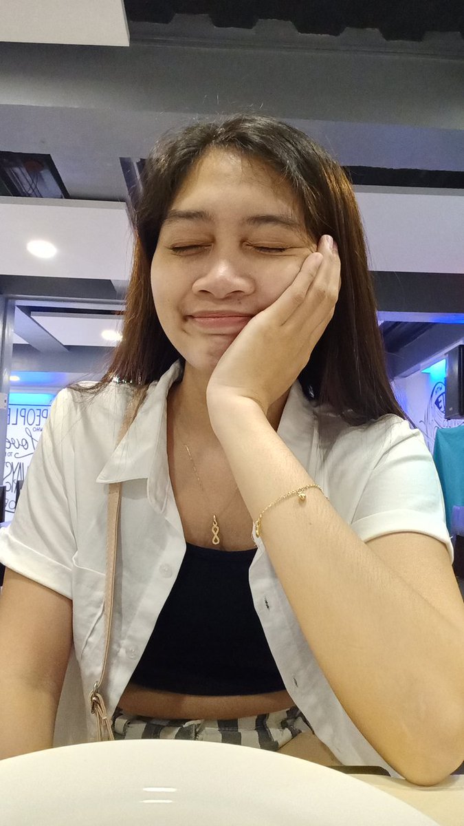 DaySeaJinn's tweet photo. Here I am again. Covering my big set of eyes and the gap between my teeth.π€ #Feelingbagets https://t.co/PYO83IHNgC