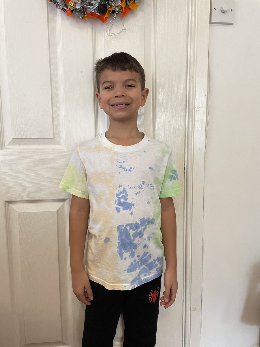 gilly_she's tweet photo. Emilio and Lucious have enjoyed tie dying this weekend. Getting their creative juices flowing 🌈 #colourful #creative #brothers #workingtogether @scargill_school https://t.co/G0bIpqbg7n