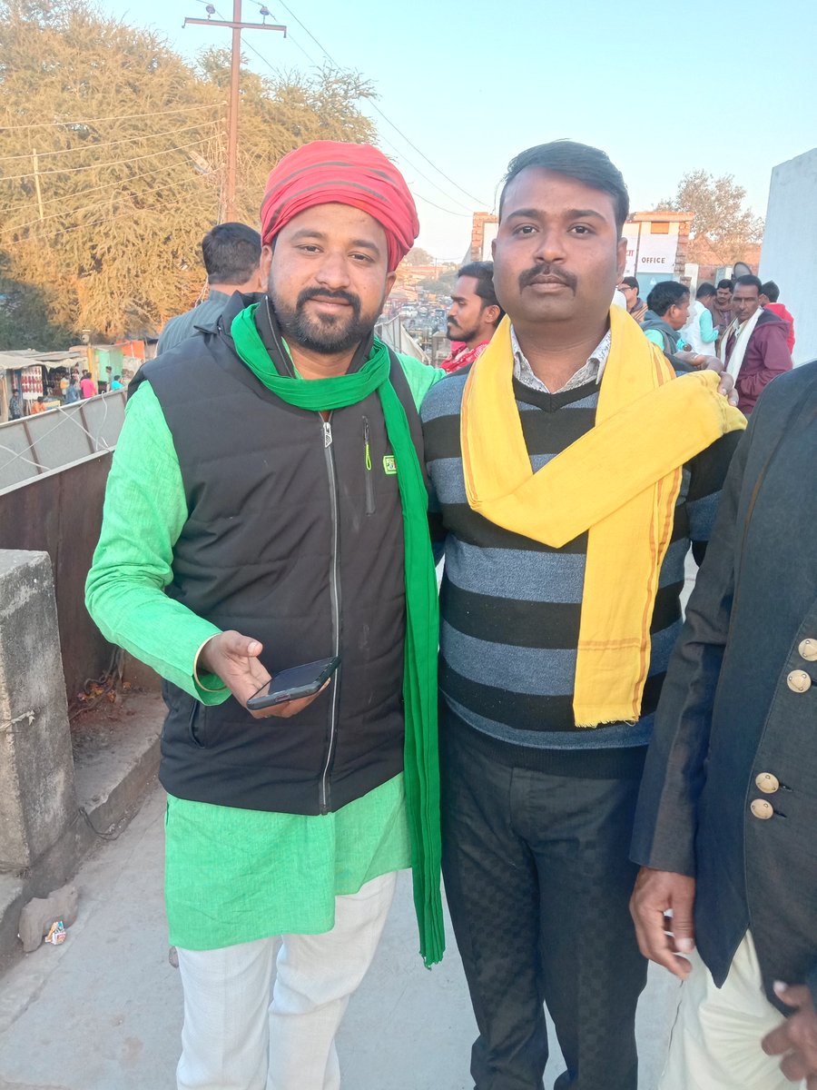 amitkumar210205's tweet image. 236 विधानसभा प्रत्याशी श्री अनिल प्रधान पटेल जी से पार्टी कार्यालय में शानदार मुलाकात हुई तथा आगमी 2022 के चुनाव के बारे में विस्तार से चर्चा हुई।