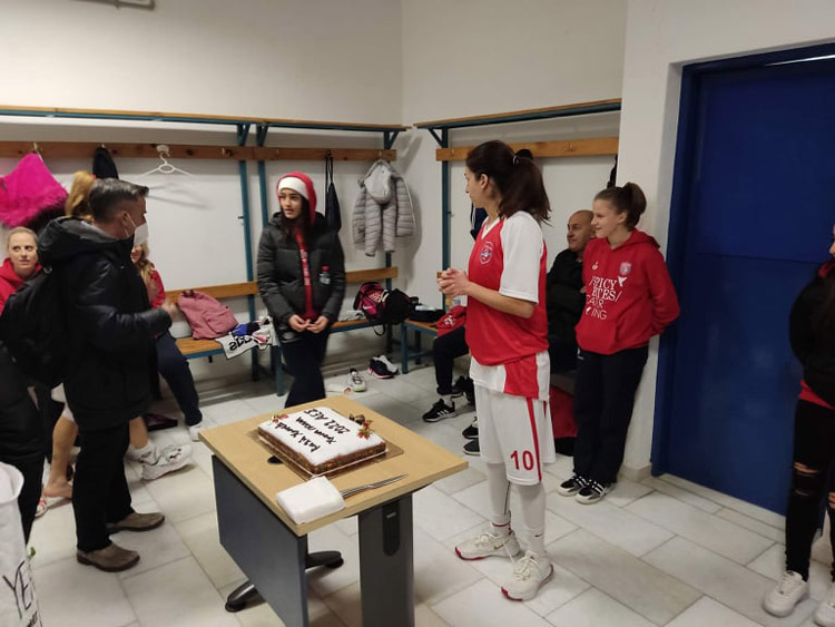 aesantorinis's tweet photo. Έκοψε τη πίτα η ΑΕ Σαντορίνης - https://t.co/5jl4s3p5Rk

Την Κυριακή 28/01/22 η ομάδα της Αθλητικής Ένωσης Σαντορίνης μετά το τέλος του αγώνα με την ομάδα του Αθηναϊκού, 

σύσσωμο το Διοικητικό Συμβούλιο μαζί με την αρχηγό της ομάδας Μαρία Ρεντζέπερη έκοψαν την πρωτοχρ... https://t.co/HQ2oASKwRR