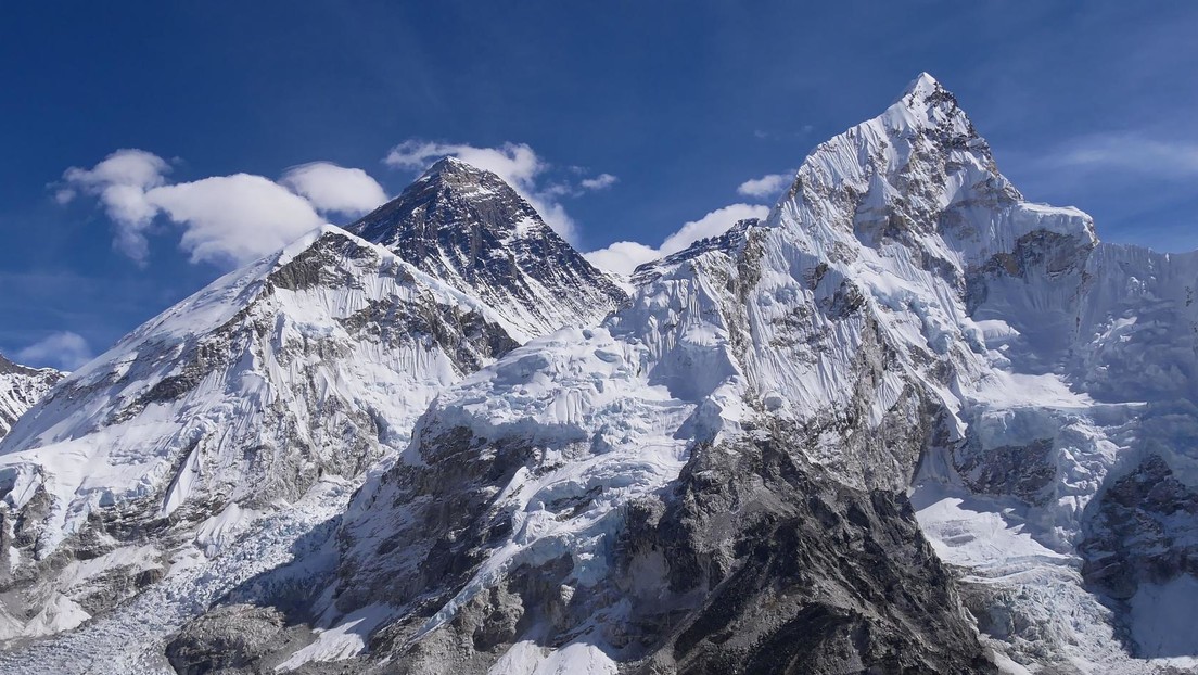2.000 años de hielo del #Everest se ha derretido en solo un cuarto de siglo.
El glaciar del Collado Sur, que los escaladores atraviesan de camino a la cumbre, puede haber perdido la mitad de su masa desde 1990. 
eldiariodechihuahua.mx/internacional/…