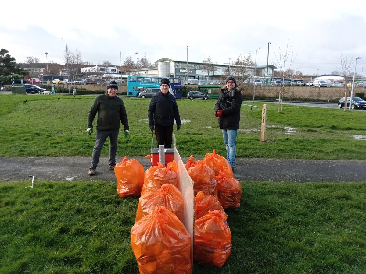 ryanogo's tweet photo. Out in the community this morning litter picking around Connah's Quay, Hillside Av, Barmouth Close with @MartinWhite66 @Paul4Golftyn @Labour4CQuay and Ian Dunbar , bit windy 🍃💨 #QuayClean #CQLabour https://t.co/ghhOKvRY53