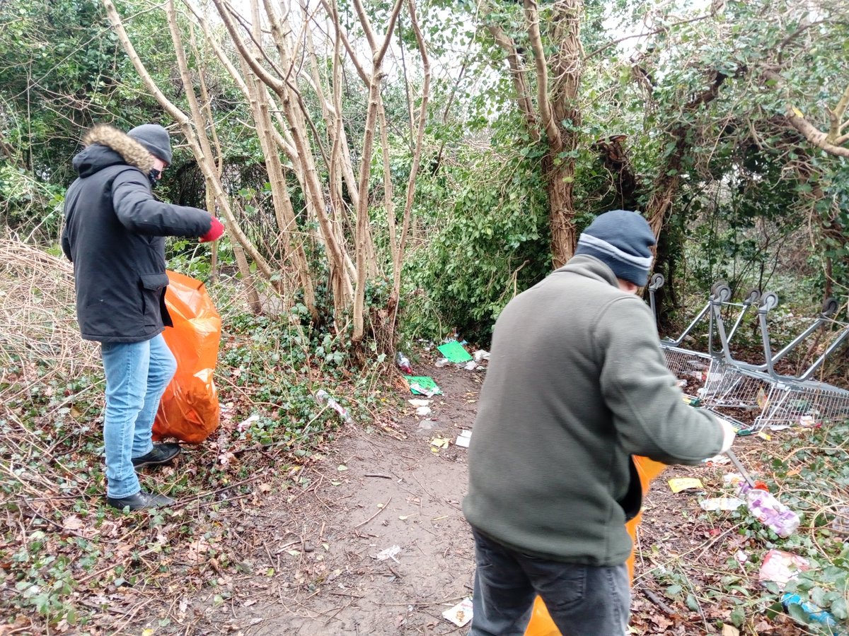 ryanogo's tweet photo. Out in the community this morning litter picking around Connah's Quay, Hillside Av, Barmouth Close with @MartinWhite66 @Paul4Golftyn @Labour4CQuay and Ian Dunbar , bit windy 🍃💨 #QuayClean #CQLabour https://t.co/ghhOKvRY53