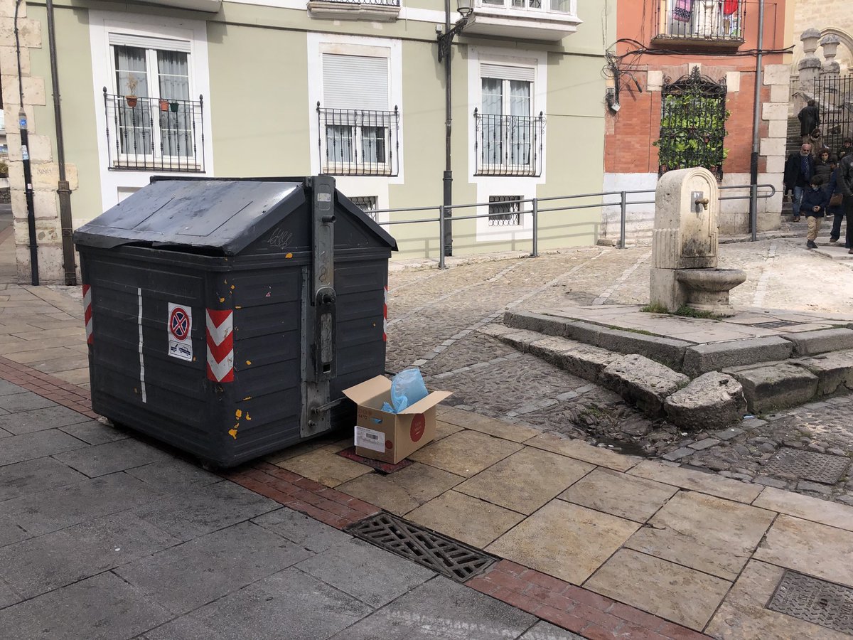 susinos's tweet photo. Mas allá de cuestiones políticas, los Burgaleses no podemos ser los damnificados de la contratación polémica del servicio de limpieza de la ciudad. Nunca Burgos ha presentado este aspecto. Por favor, a quien corresponda, pónganse a la faena y a la altura de una ciudad maravillosa https://t.co/7qDHoD15sz