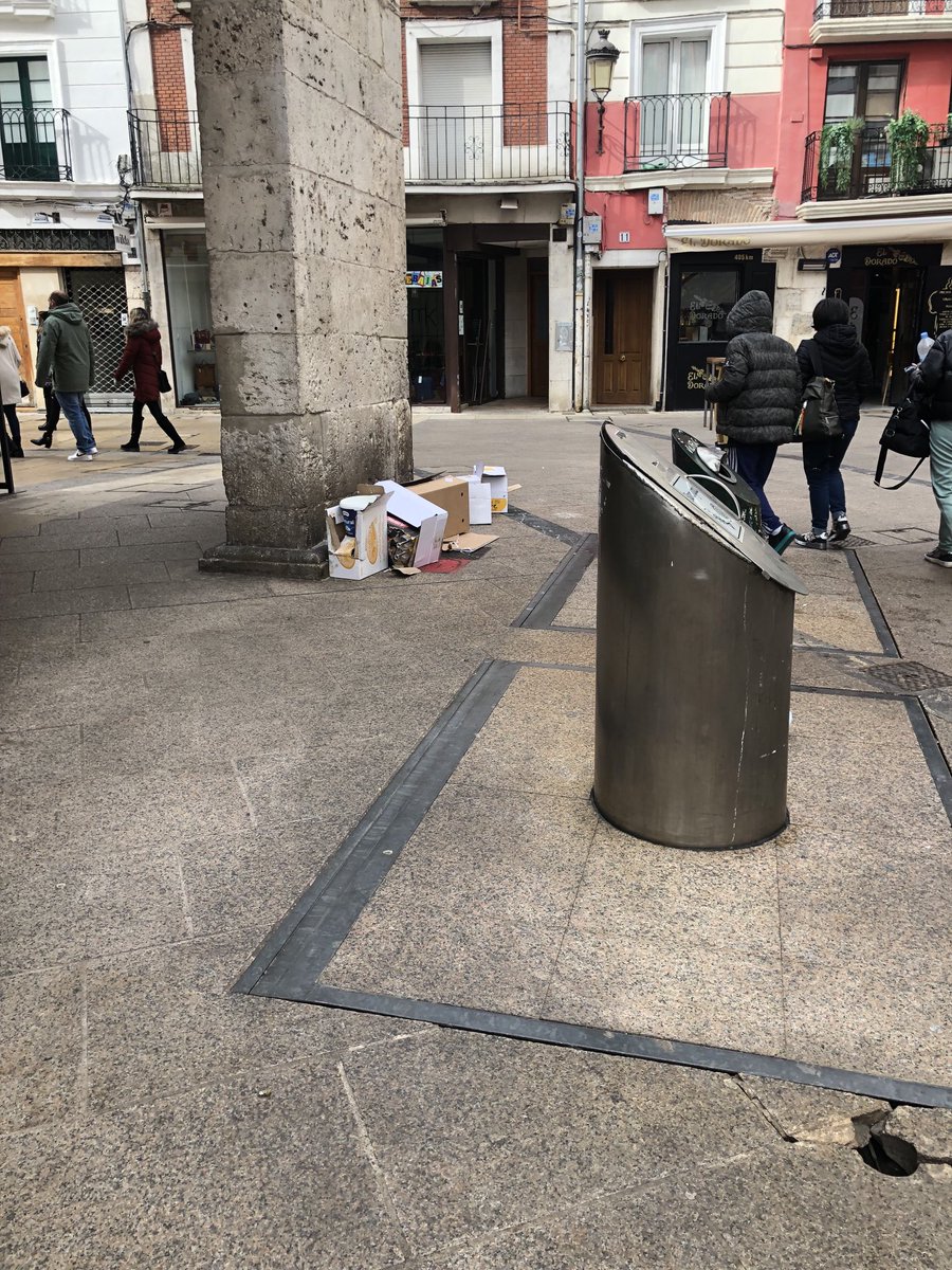 susinos's tweet photo. Mas allá de cuestiones políticas, los Burgaleses no podemos ser los damnificados de la contratación polémica del servicio de limpieza de la ciudad. Nunca Burgos ha presentado este aspecto. Por favor, a quien corresponda, pónganse a la faena y a la altura de una ciudad maravillosa https://t.co/7qDHoD15sz