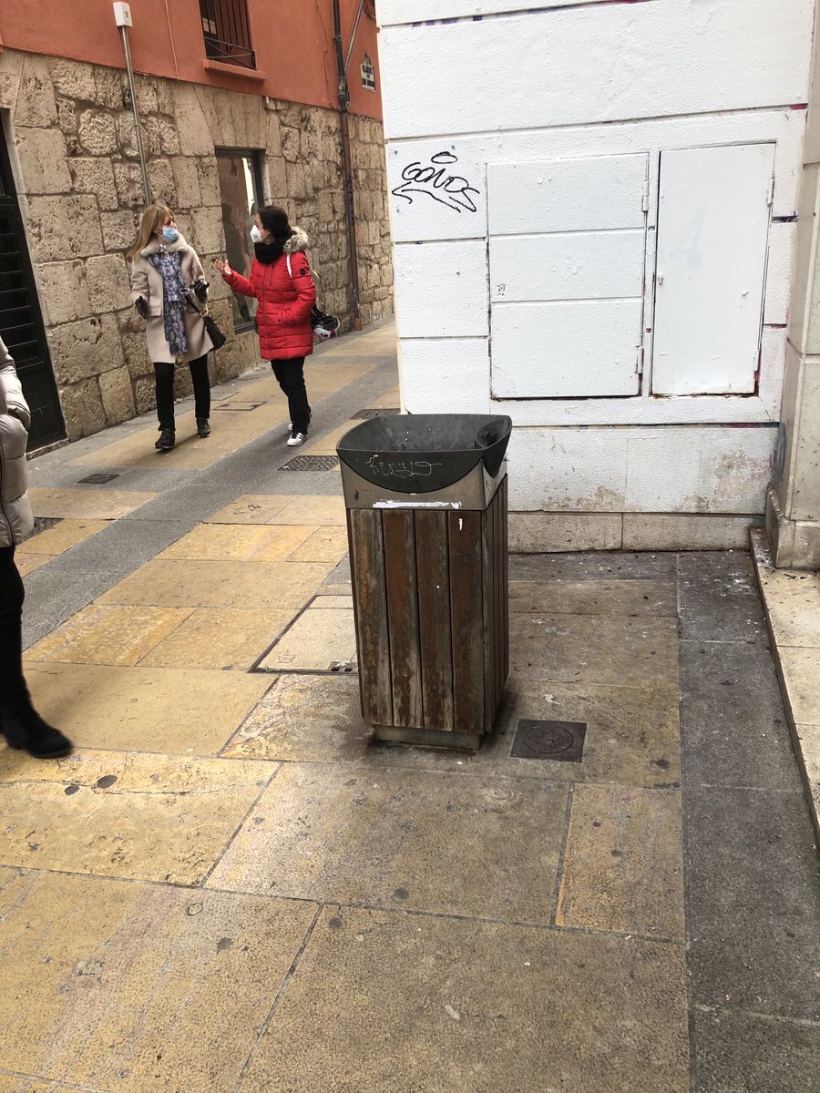 susinos's tweet photo. Mas allá de cuestiones políticas, los Burgaleses no podemos ser los damnificados de la contratación polémica del servicio de limpieza de la ciudad. Nunca Burgos ha presentado este aspecto. Por favor, a quien corresponda, pónganse a la faena y a la altura de una ciudad maravillosa https://t.co/7qDHoD15sz