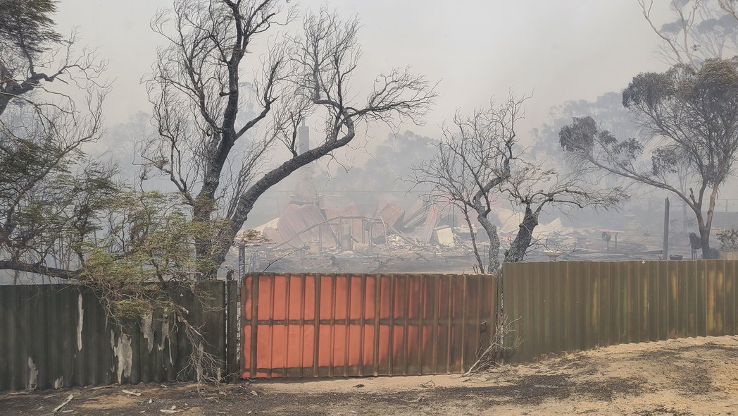 Ashley_Jacobs92's tweet photo. Disastrous day for the Corrigin community today and tonight. Many houses and sheds lost. Atm 2/3rds of my farm has burnt with a few sheds and machines. I along with plenty of others are in the same position after this horrible fire. Hardest day of my life. https://t.co/2d4AKMx4ZC