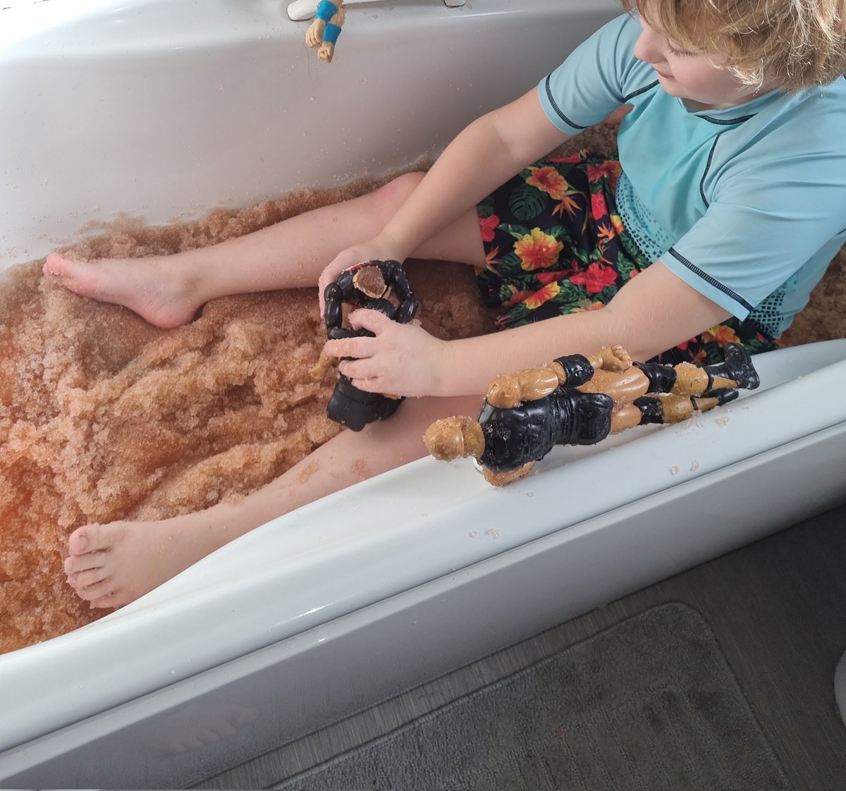RachelDakin8's tweet photo. Gelli Baff! playing in various textures depending on how much water you add. We also did a colour experiment, by mixing the blue and red together. #learningthoughplay @beech_whitegate @SchoolWhitegate https://t.co/srlDmdZYUe