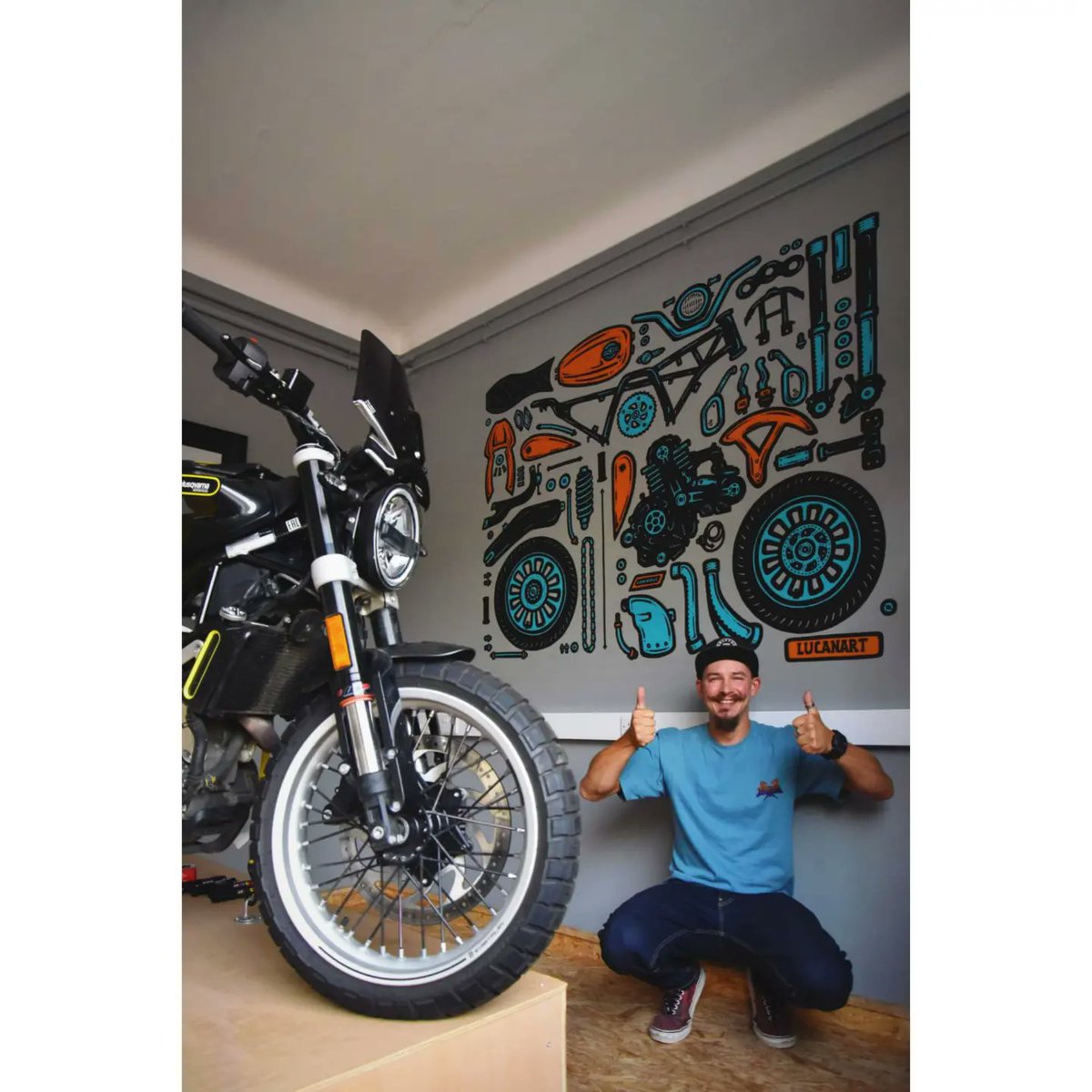 This fun wall done recently for The Lion Works School to teach students some new skills... like fixing a motorbike, pretty cool :)
#LionWorks #learning #mural #posca #caferacer #flatlay #artandeducation #lucanart