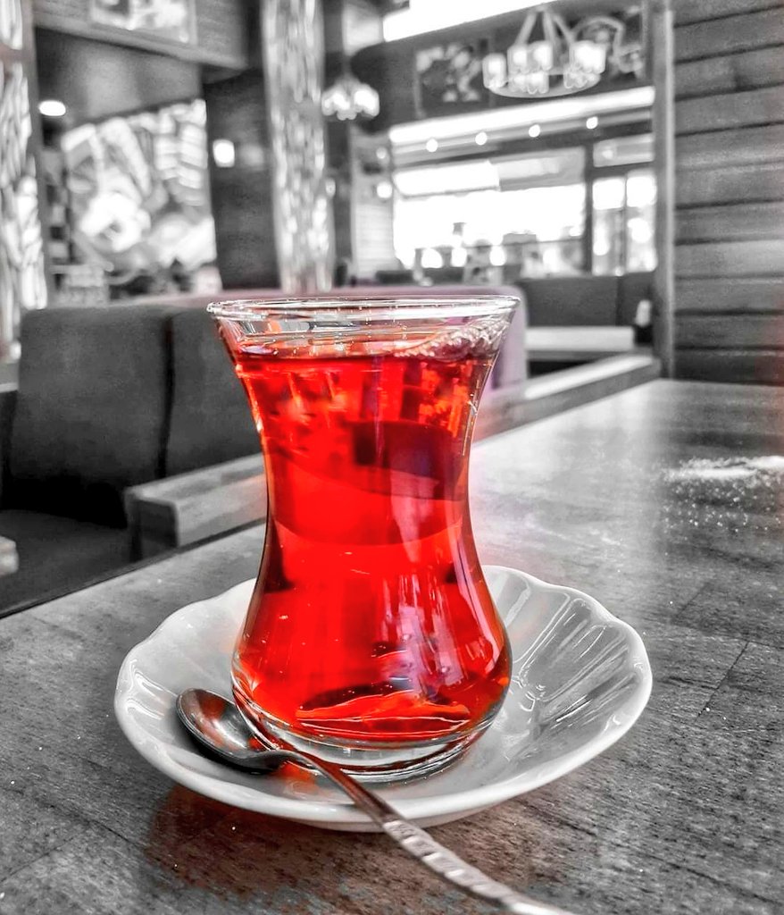 Benim şiirlerin çay kokar, düşlerimde sade sen. Demlikten nefesin bardakta